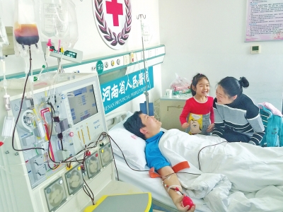 朱冠军捐献造血干细胞时，妻子、女儿来加油。