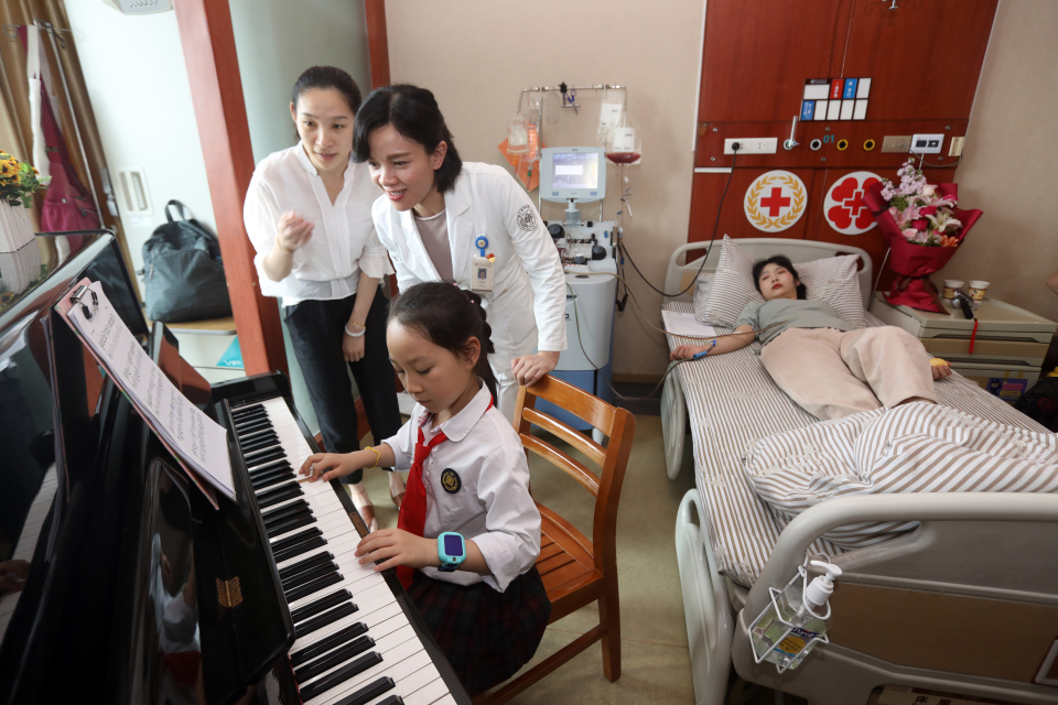 浙江省中医院血液科放着一台“有故事”的钢琴！一曲“大鱼海棠”让造血干细胞捐献者破涕为笑 志愿风采 第1张