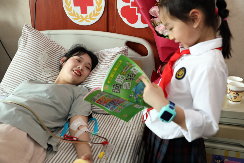 浙江省中医院血液科放着一台“有故事”的钢琴！一曲“大鱼海棠”让造血干细胞捐献者破涕为笑 志愿风采 第3张