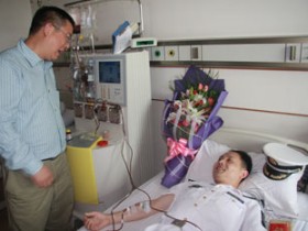 （081）吴忠华 – 驻象海军部队军官捐献造血干细胞 – 2011年05月31日