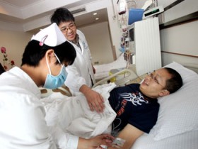 （090）姜伟 – 生命可以延续　病中妻子陪同丈夫捐献 – 2011年10月25日