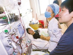 (032)雷伟锋 – 他拉妈妈观摩捐髓现场 – 2009年04月15日