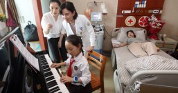 浙江省中医院血液科放着一台“有故事”的钢琴！一曲“大鱼海棠”让造血干细胞捐献者破涕为笑
