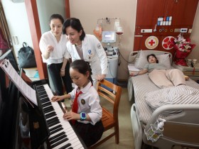 浙江省中医院血液科放着一台“有故事”的钢琴！一曲“大鱼海棠”让造血干细胞捐献者破涕为笑