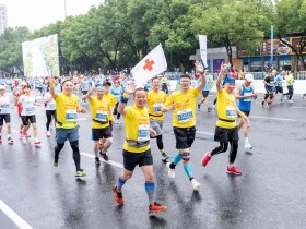 为爱奔跑 4342.915 公里，一群“小黄人”跑进了杭州马拉松