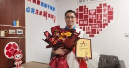 (1274)钱铁铮 – 以生命馈赠诠释“勇敢”最深刻的定义,他的故事鼓舞患病学生重返课堂 – 2025年10月14日