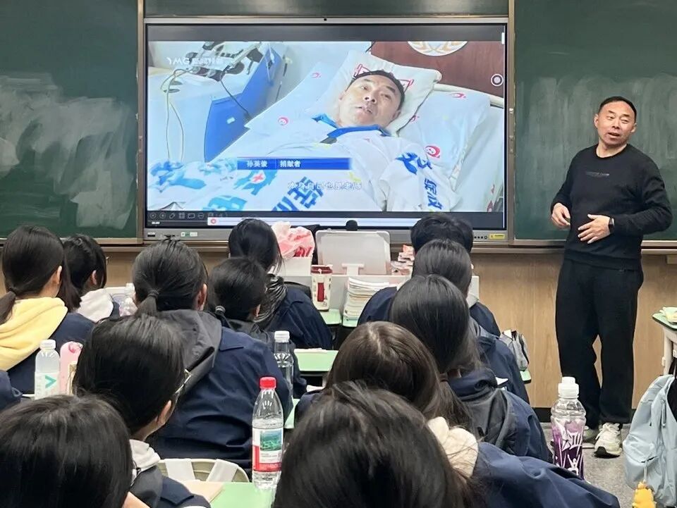 体育老师销假返校 给学生上了特殊一课