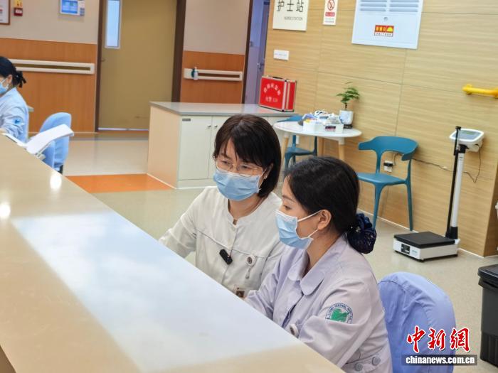 章学媛在护士站工作中。张煜欢 摄 章学媛在护士站工作中。张煜欢 摄