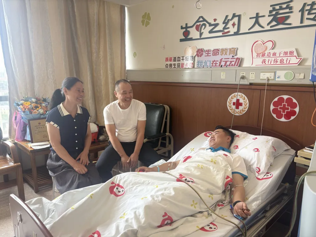 薪火相传续写公益家风,其父亲李军为浙江省第211例,金华第13例造血干细胞捐献者。 薪火相传续写公益家风,其父亲李军为浙江省第211例,金华第13例造血干细胞捐献者。